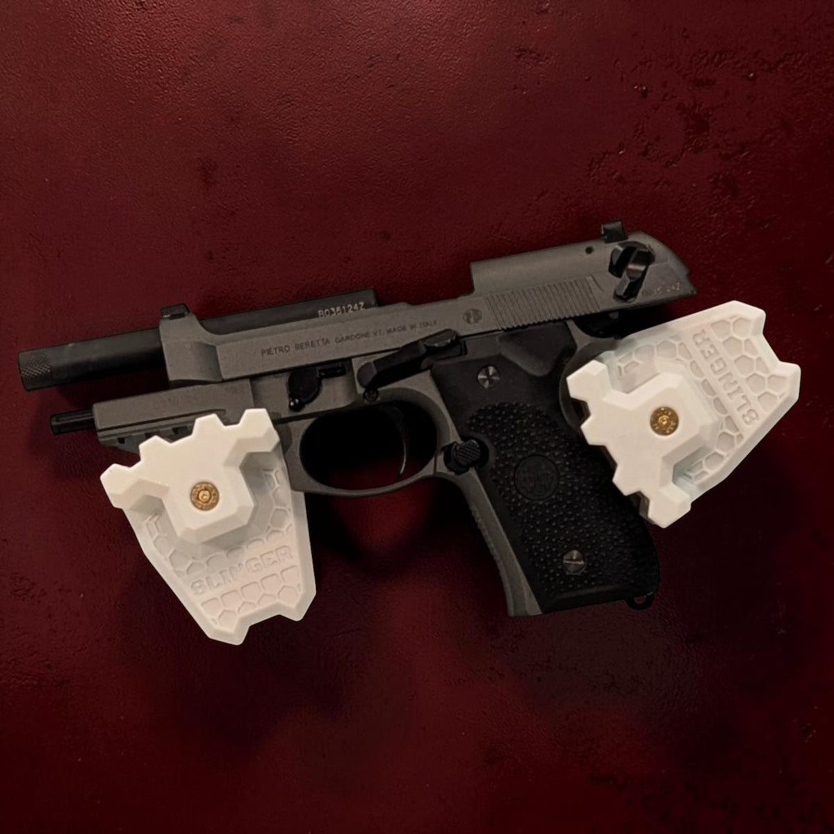 Beretta M9A3 na dwóch uniwersalnych uchwytach magnetycznych SLINGER