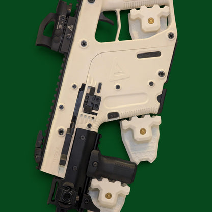 Zbliżenie uchwytów SLINGER rozmieszczonych przy KRISS Vector