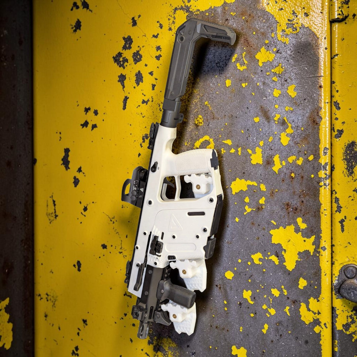 KRISS Vector zawieszony równolegle do stalowej ściany na uchwytach SLINGER